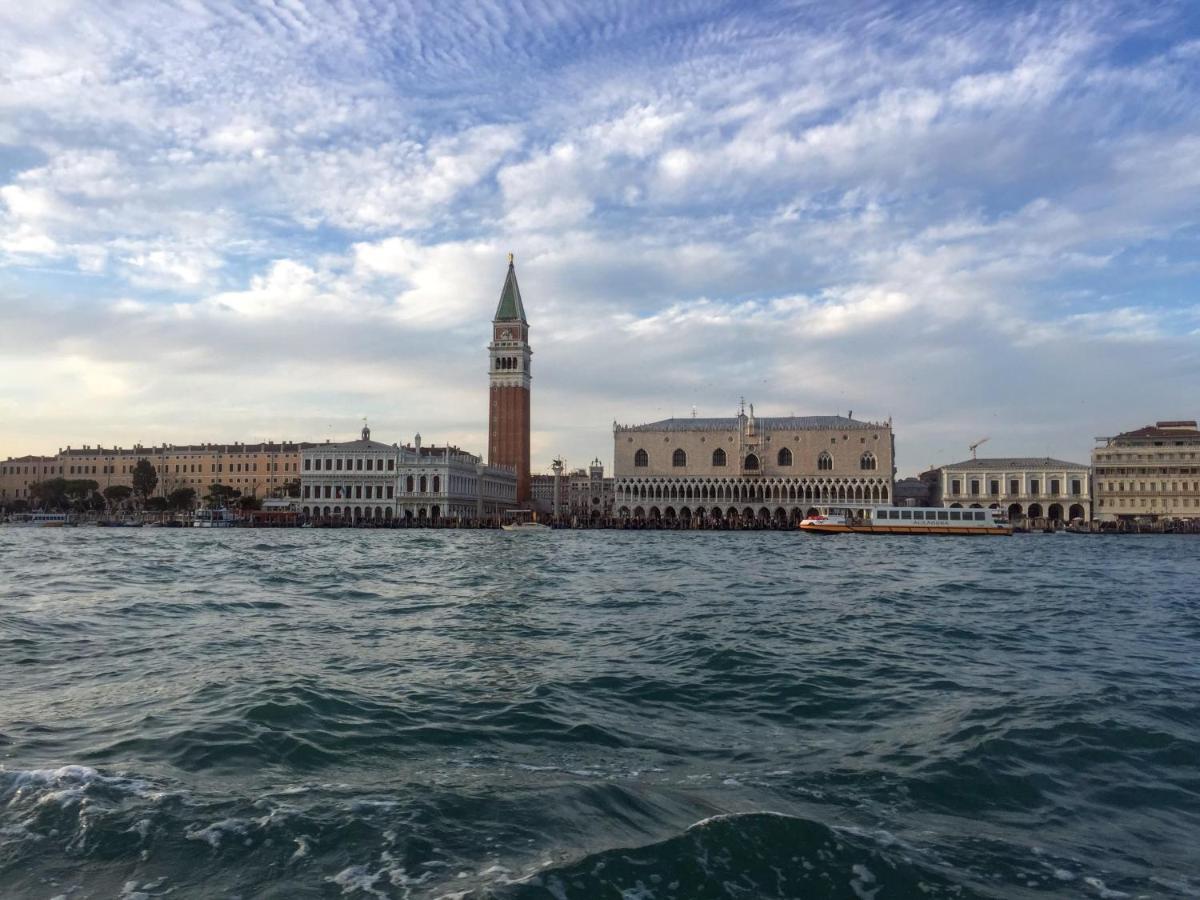 טסרה Red Tower Venice Apartment - 2 Mins From Vce Airport- Free Wifi מראה חיצוני תמונה
